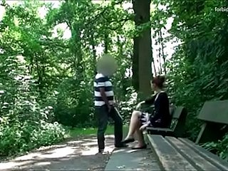 Beggar batang seorang wanita di sebuah taman