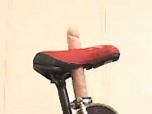 Big-busted Marketable japonais Bébé atteint équitation Orgasme un Sybian vélo