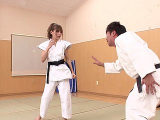 Elegant karate cô gái Nhật Bản quyết định làm một số riding flannel