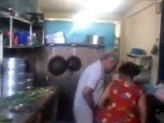 Srilankaise propriétaire Boutique baiser sa femme de chambre