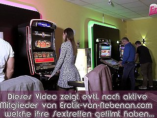 adolescente alemão em público piscar gangbang bukkake no casino