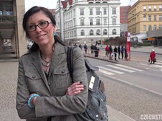 Любительская мамаша в очках получила случайный секс