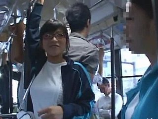 Spoil japonaise dans des lunettes se fait baiser dans un bus public