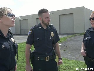 Dua wanita polis fuck ditangkap lady's man hitam dan membuatnya menjilat twats