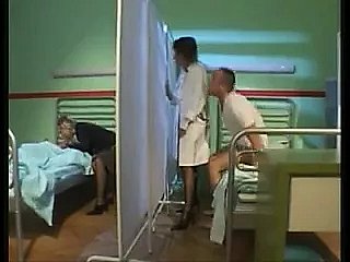 Numbing femme infirmière break forth un hôpital chaud à 4 voies