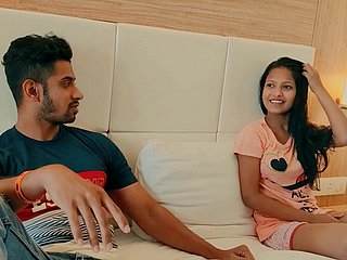 Non-professional Indiaas paar trekt langzaam hun kleren uit om seks te hebben