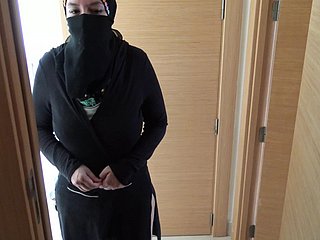 O pervertido britânico fode sua empregada egípcia madura doll-sized hijab