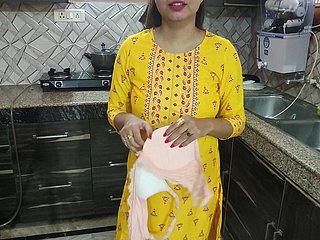 Desi Bhabhi myła naczynia w kuchni, a potem jej little shaver przybył i powiedział Bhabhi Aapka Chut Chahiye Kya Dogi Hindi Audio
