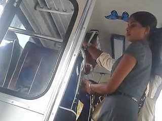Sri Lanka exasperation bonito escritório menina em ônibus