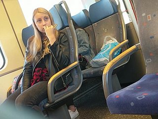 Fille sur le train choqué not very well successfully bombement